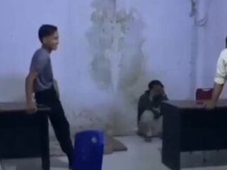 Tampak pria berbaju hitam inisial HT, duduk bersandar di tembok setelah diamankan warga saat diduga hendak curi motor di kawasan PT VDNI Konawe. Foto: Istimewa