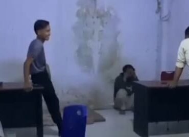 Tampak pria berbaju hitam inisial HT, duduk bersandar di tembok setelah diamankan warga saat diduga hendak curi motor di kawasan PT VDNI Konawe. Foto: Istimewa