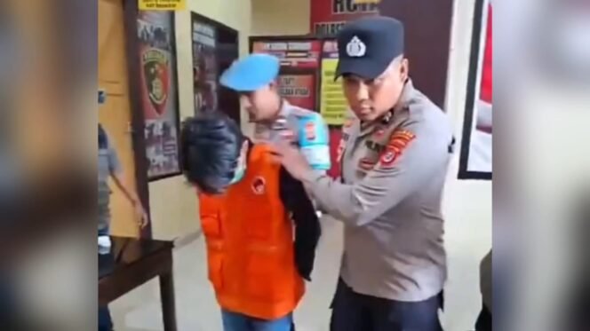 
 Pria inisial RA (27) ditnahkap polisi setelah diduga kuasai narkotika jenis sabu hampir satu kilogram. Foto: Istimewa