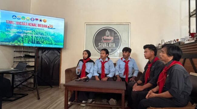 Mahasiswa Pencinta Alam Universitas Haluoleo (MAHACALA UHO) saat konferensi pers di salah satu coffee shop di Kendari. Foto: Istimewa