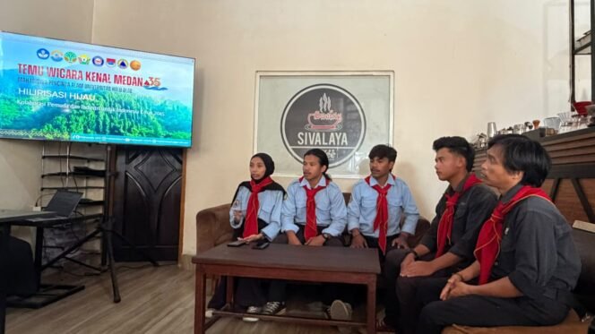 
 Mahasiswa Pencinta Alam Universitas Haluoleo (MAHACALA UHO) saat konferensi pers di salah satu coffee shop di Kendari. Foto: Istimewa