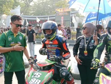 Ketua Dewan Pimpinan Daerah (DPW) Partai Bulan Bintang (PBB) Sulawesi Tenggara (Sultra), Ikbar (kiri) saat menghampiri salah seorang pembalap di arena Cup Race 2026 di Kendari. Foto: Penafaktual.com