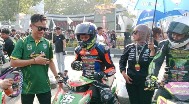 Ketua Dewan Pimpinan Daerah (DPW) Partai Bulan Bintang (PBB) Sulawesi Tenggara (Sultra), Ikbar (kiri) saat menghampiri salah seorang pembalap di arena Cup Race 2026 di Kendari. Foto: Penafaktual.com