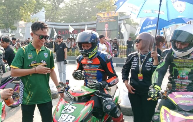 
 Ketua Dewan Pimpinan Daerah (DPW) Partai Bulan Bintang (PBB) Sulawesi Tenggara (Sultra), Ikbar (kiri) saat menghampiri salah seorang pembalap di arena Cup Race 2026 di Kendari. Foto: Penafaktual.com