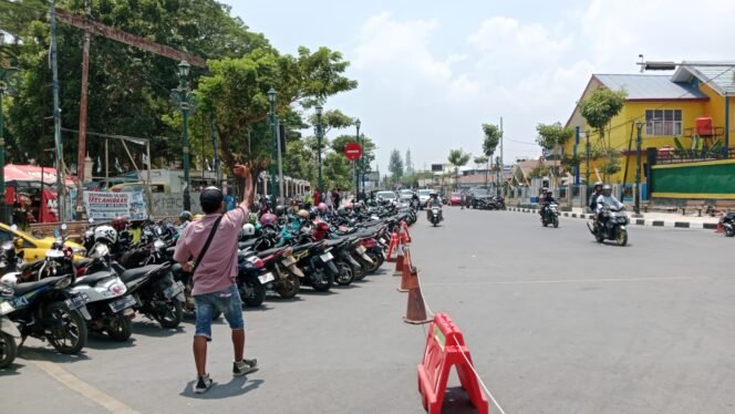 
 Tampak salah seorang juru parkir di kawasan Eks MTQ Kendari saat mengarahkan pengendara yang melintas untuk memarkirkan kendaraannya. Foto: Penafaktual.com