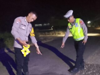 Personel Sat Lantas Polres Kolaka saat melakukan olah TKP di lokasi kecelakaan lalu lintas yang menewaskan karyawan PT SJS di Kolaka. Foto: Istimewa