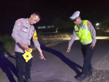 Personel Sat Lantas Polres Kolaka saat melakukan olah TKP di lokasi kecelakaan lalu lintas yang menewaskan karyawan PT SJS di Kolaka. Foto: Istimewa