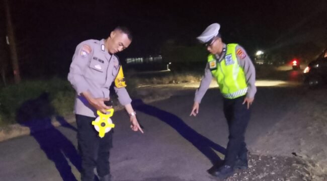 Personel Sat Lantas Polres Kolaka saat melakukan olah TKP di lokasi kecelakaan lalu lintas yang menewaskan karyawan PT SJS di Kolaka. Foto: Istimewa