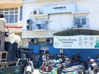 Aksi demontrasi mahasiswa di depan Kantor Adira Finance Kendari. Foto: Istimewa