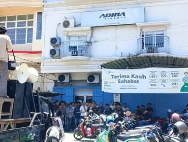 Aksi demontrasi mahasiswa di depan Kantor Adira Finance Kendari. Foto: Istimewa