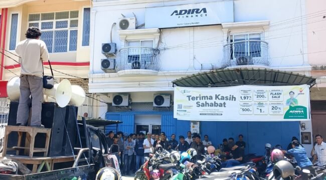 Aksi demontrasi mahasiswa di depan Kantor Adira Finance Kendari. Foto: Istimewa