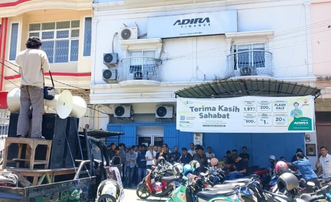 
 Aksi demontrasi mahasiswa di depan Kantor Adira Finance Kendari. Foto: Istimewa