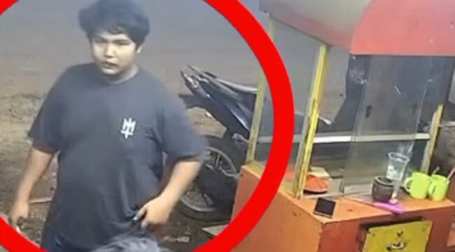 Terekam CCTV, pria berkaos hitam ini diduga gelapkan motor karyawan gorengan di Kelurahan Dawi-dawi, Kecamatan Pomalaa, Kabupaten Kolaka. Foto: Istimewa