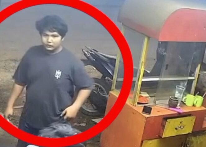 
 Terekam CCTV, pria berkaos hitam ini diduga gelapkan motor karyawan gorengan di Kelurahan Dawi-dawi, Kecamatan Pomalaa, Kabupaten Kolaka. Foto: Istimewa