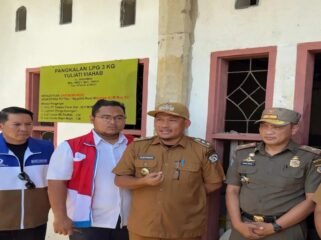 Wakil Wali Kota Kendari, Sudirman (tengah) saat melakukan sidak di Pangkalan LPG 3 Kg Yuliati Viahhab, didampingi pihak Pertamina, Hiswana Migas, agen, dan Satpol PP. Foto: Istimewa