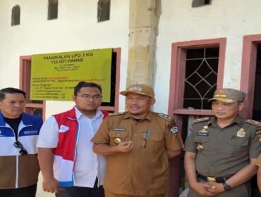 Wakil Wali Kota Kendari, Sudirman (tengah) saat melakukan sidak di Pangkalan LPG 3 Kg Yuliati Viahhab, didampingi pihak Pertamina, Hiswana Migas, agen, dan Satpol PP. Foto: Istimewa