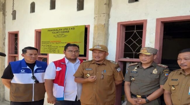 Wakil Wali Kota Kendari, Sudirman (tengah) saat melakukan sidak di Pangkalan LPG 3 Kg Yuliati Viahhab, didampingi pihak Pertamina, Hiswana Migas, agen, dan Satpol PP. Foto: Istimewa