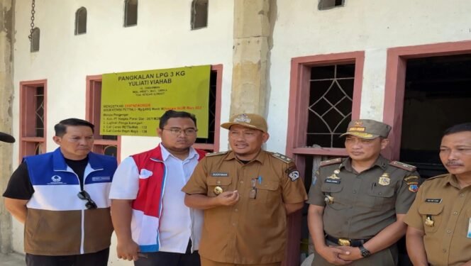 
 Wakil Wali Kota Kendari, Sudirman (tengah) saat melakukan sidak di Pangkalan LPG 3 Kg Yuliati Viahhab, didampingi pihak Pertamina, Hiswana Migas, agen, dan Satpol PP. Foto: Istimewa