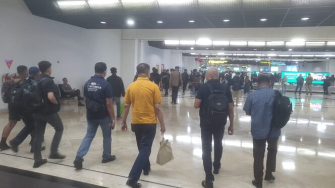 
 Kajari Konawe Fachrizal (tengah, baju kuning) dikawal ketat Tim PAM SDO Kejati Sultra saat akan dibawa ke Kejaksaan Agung RI. Foto: Istimewa  