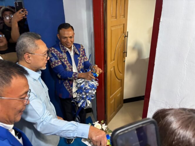 
 Ketua Umum DPP PAN Zulkifli Hasan menggunting pita peresmian Sekretariat DPW PAN Sultra. Foto: Istimewa
