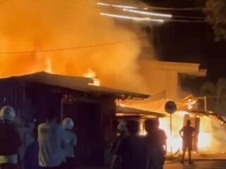 Rumah dan kios milik warga di Kelurahan Laende, Kecamatan Katobu, Kabupaten Muna terbakar. Foto: Istimewa