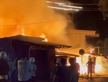 Rumah dan kios milik warga di Kelurahan Laende, Kecamatan Katobu, Kabupaten Muna terbakar. Foto: Istimewa