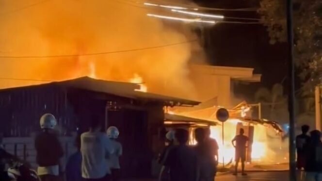 
 Rumah dan kios milik warga di Kelurahan Laende, Kecamatan Katobu, Kabupaten Muna terbakar. Foto: Istimewa