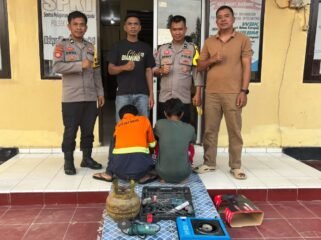 Kepolisian Sektor Labandia menangkap dua pria pelaku pencurian baranh di rumah dinas SD 1 Labandia Koltim. Foto:Istimewa