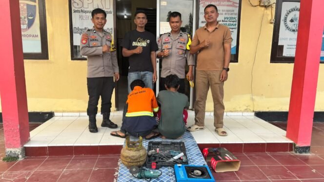 
 Kepolisian Sektor Labandia menangkap dua pria pelaku pencurian baranh di rumah dinas SD 1 Labandia Koltim. Foto:Istimewa