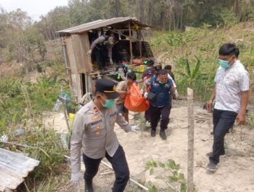 Kapolsek Kemaraya Iptu Busran bersama anggota saat mengevakuasi jenazah pria lansia yang ditemukan di sebuah rumah kebun di Kendari Barat. Foto: Istimewa