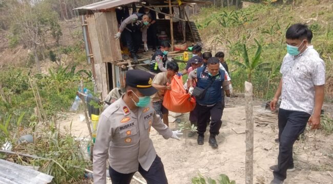 Kapolsek Kemaraya Iptu Busran bersama anggota saat mengevakuasi jenazah pria lansia yang ditemukan di sebuah rumah kebun di Kendari Barat. Foto: Istimewa