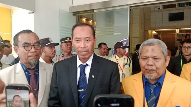 
 Wakil Menteri Pendidikan Tinggi, Sains dan Teknologi Republik Indonesia (Wamendiktisaintek RI) Fauzan (tengah). Foto: Penafaktual.com