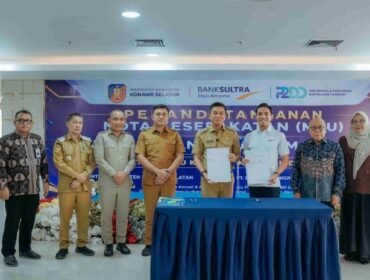 Direktur Utama Bank Sultra, Andri Permana Diputra Abubakar (keempat dari kanan) usai penandatanganan PKS dengan Bupati Konsel, Irham Kalenggo (kelima dari kanan) terkait KKPD. Foto: Istimewa