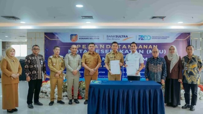 
 Direktur Utama Bank Sultra, Andri Permana Diputra Abubakar (keempat dari kanan) usai penandatanganan PKS dengan Bupati Konsel, Irham Kalenggo   (kelima dari kanan) terkait KKPD. Foto: Istimewa