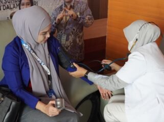 Salah seorang Kades Demoktrat Sultra sedang mendonorkan darah. Foto: Penafaktual.com