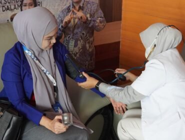 Salah seorang Kades Demoktrat Sultra sedang mendonorkan darah. Foto: Penafaktual.com