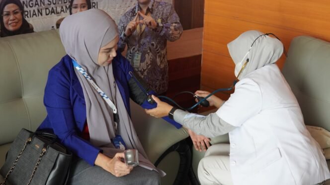 
 Salah seorang Kades Demoktrat Sultra sedang mendonorkan darah. Foto: Penafaktual.com
