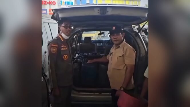 
 Sat Pol PP Kendari saat menemukan mobil bermuatan jeriken berisi BBM di SPBU Rabam. Foto: Istimewa