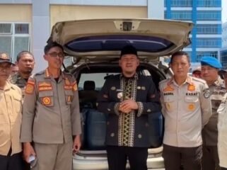 Wakil Walikota Kendari, Sudirman (tengah) memastikan akan terus memperketat pengawasan pendistribusian BBM di sejumlah SPBU. Foto: Istimewa