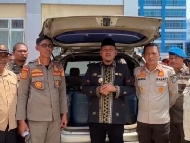 Wakil Walikota Kendari, Sudirman (tengah) memastikan akan terus memperketat pengawasan pendistribusian BBM di sejumlah SPBU. Foto: Istimewa