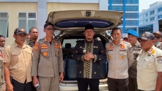 
 Wakil Walikota Kendari, Sudirman (tengah) memastikan akan terus memperketat pengawasan pendistribusian BBM di sejumlah SPBU. Foto: Istimewa