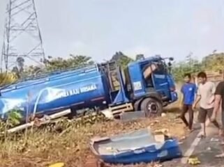 Truk tangki bermuatan BBM Solar mengalami kecelakaan di Rarowatu Bombana. Foto: Istimewa