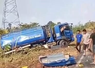 Truk tangki bermuatan BBM Solar mengalami kecelakaan di Rarowatu Bombana. Foto: Istimewa