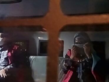 Mantan Sekda Sultra, Asrun Lio (kiri) dan Eks Bendahara Pengeluaran Setda Sultra, Julianti saat berada dalam mobil tahanan kejati Sultra. Foto: Penafaktual.com