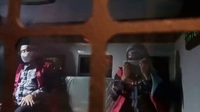 
 Mantan Sekda Sultra, Asrun Lio (kiri) dan Eks Bendahara Pengeluaran Setda Sultra, Julianti saat berada dalam mobil tahanan kejati Sultra. Foto: Penafaktual.com