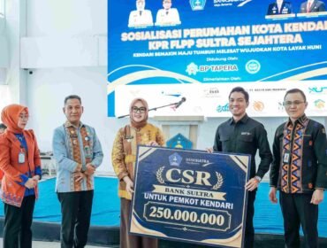 Direktur Utama Bank Sultra, Adri Permana Di putra Abubakar (kedua dari kanan) saat menyerahkan CSR secara simbolis kepada Walikota Kendari, Siska Karina Imran. Foto: Istimewa.