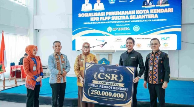 Direktur Utama Bank Sultra, Adri Permana Di putra Abubakar (kedua dari kanan) saat menyerahkan CSR secara simbolis kepada Walikota Kendari, Siska Karina Imran. Foto: Istimewa.