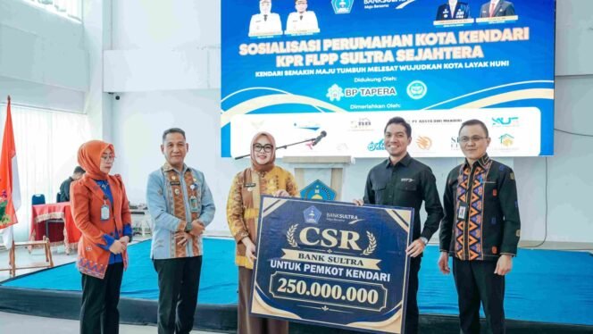 
 Direktur Utama Bank Sultra, Adri Permana Di putra Abubakar (kedua dari kanan) saat menyerahkan CSR secara simbolis kepada Walikota Kendari, Siska Karina Imran. Foto: Istimewa.
