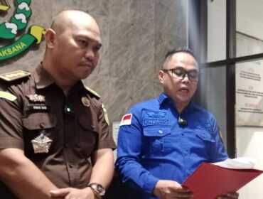Kepala Seksi Penyidikan (Kasidik) pada Asisten Pidana Khusus (Aspidsus) Kejati Sultra, Enjang Slamet (kanan) saat konferensi pers di Kejati Sultra, Kamis (15/10/2026). Foto: Penafaktual.com