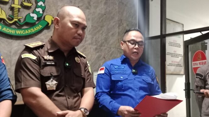 
 Kepala Seksi Penyidikan (Kasidik) pada Asisten Pidana Khusus (Aspidsus) Kejati Sultra, Enjang Slamet (kanan) saat konferensi pers di Kejati Sultra, Kamis (15/10/2026). Foto: Penafaktual.com